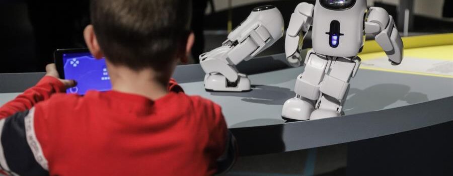 30 εκατομμύρια ευρώ για εξοπλισμό ρομποτικής και STEM στα σχολεία