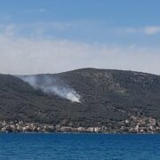 Έκτακτο- Σε εξέλιξη άκρως επικίνδυνη πυρκαγιά στον δασικό όγκο του Αιαντείου