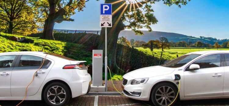 Οι καταναλωτές ενδιαφέρονται περισσότερο για τις επιδόσεις των ηλεκτρικών αυτοκινήτων, παρά για τα περιβαλλοντικά οφέλη τους, σύμφωνα με έρευνα