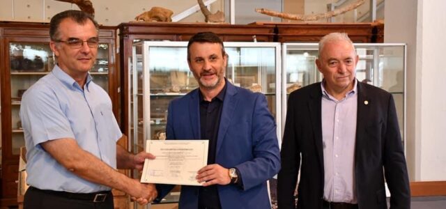 Ο Δήμαρχος Σαλαμίνας έλαβε πιστοποιητικό επιμόρφωσης για την επιτυχή ολοκλήρωσης της συμμετοχής του στο πρόγραμμα επιμόρφωσης «Διαχείριση Κινδύνων και Κρίσεων» του ΕΚΠΑ