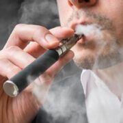 Στο 4% η χρήση θερμαινόμενου τσιγάρου στην Ελλάδα – Διπλή χρήση καπνικών προϊόντων και μειωμένη αντίληψη κινδύνου