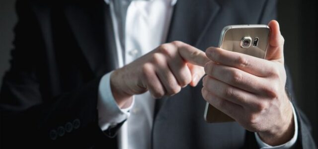Τα «έξυπνα» κινητά μας ακούνε: Πώς μας παρακολουθούν και στέλνουν τις «σωστές» διαφημίσεις