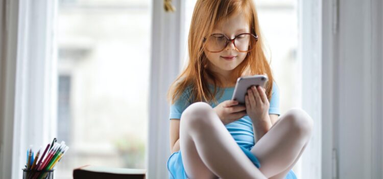 Νομοσχέδιο επιτρέπει στους γονείς να μηνύουν τα social media για τον εθισμό των παιδιών τους