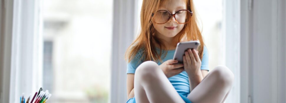 Νομοσχέδιο επιτρέπει στους γονείς να μηνύουν τα social media για τον εθισμό των παιδιών τους