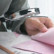 Για ποιους αναμένεται «ραβασάκι» με πρόσθετο… κοστούμι φόρου – Από κόσκινο χιλιάδες υποθέσεις