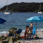 Το 60% των Ελλήνων δεν ξέρει να κολυμπάει – 12 κανόνες προστασίας