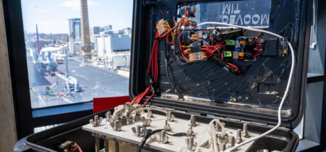 Επιστήμονες του MIT δημιούργησαν μια φορητή συσκευή που μετατρέπει το θαλασσινό νερό σε πόσιμο