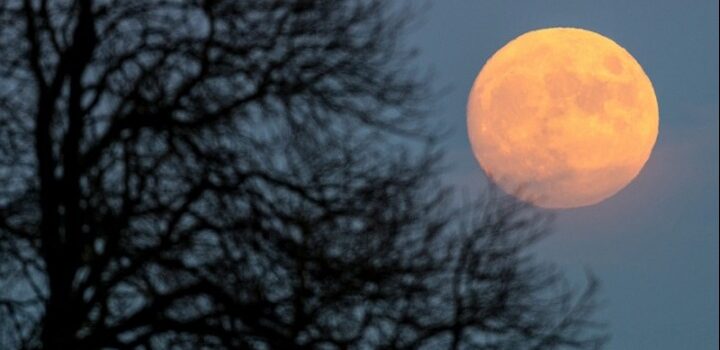 Το Αυγουστιάτικο Φεγγάρι: Ένα επίκαιρο άρθρο του Διονύση Σιμόπουλου