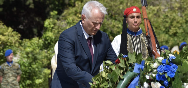 Κατάθεση στεφάνου του βουλευτή Β Πειραιά του ΣΥΡΙΖΑ-ΠΣ, Γ. Ραγκούση, στο Μνημείο του Αγνώστου Στρατιώτου στο πλαίσιο των “Σαλαμινίων”