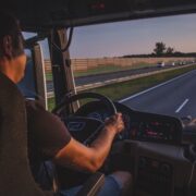 Οι οδηγοί φορτηγών περνούν κατά μέσο όρο το 9% του χρόνου οδήγησης χρησιμοποιώντας το κινητό τηλέφωνο