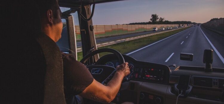 Οι οδηγοί φορτηγών περνούν κατά μέσο όρο το 9% του χρόνου οδήγησης χρησιμοποιώντας το κινητό τηλέφωνο
