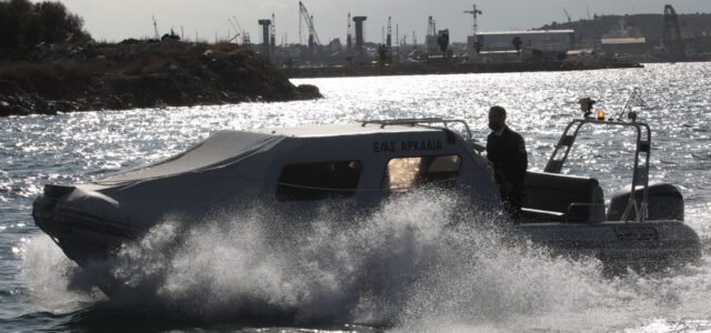 Σαλαμίνα: Πτώση οχήματος στη θάλασσα – Απεγκλωβίστηκε ένα ζευγάρι με το παιδί τους