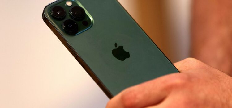 Apple: Υποχρεώνεται να αλλάξει τον φορτιστή για τα iPhone που πουλά στην ΕΕ