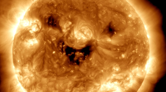 «Ο ήλιος που γελάει»: Η δορυφορική φωτογραφία της NASA και η προειδοποίηση των ειδικών