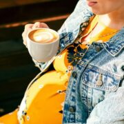 Δύο καφέδες τη μέρα στην εγκυμοσύνη μπορεί να οδηγήσουν στη γέννηση πιο κοντού παιδιού, σύμφωνα με αμερικανική μελέτη