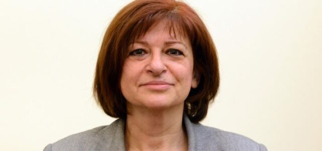 Η Διαμάντω Μανωλάκου, βουλευτής του ΚΚΕ περιόδευσε στη Σαλαμίνα