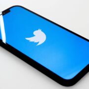 Twitter: Οι χρήστες iPhone θα πληρώσουν περισσότερα για το μπλε τικ