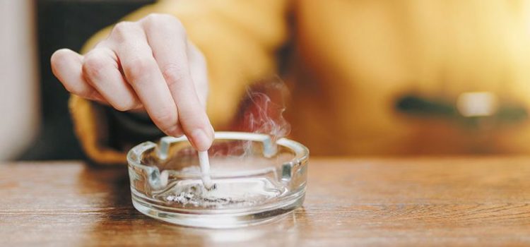 «Τέλος» το τσιγάρο σε καφέ και εστιατόρια: «Σφίγγει ο κλοιός» για τους καπνιστές