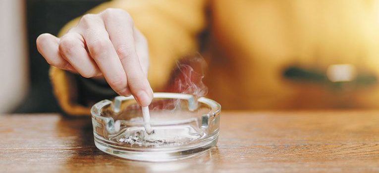 «Τέλος» το τσιγάρο σε καφέ και εστιατόρια: «Σφίγγει ο κλοιός» για τους καπνιστές