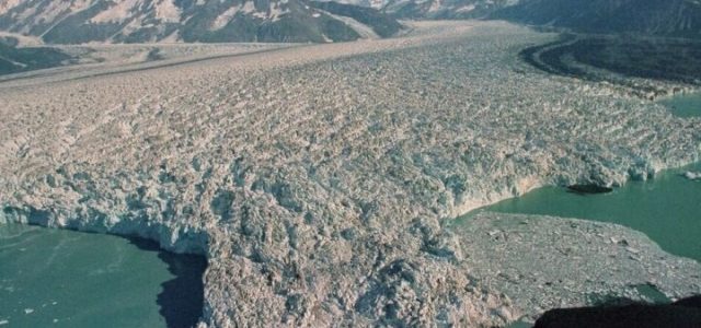 Η ταχύτητα της τήξης των παγετώνων είναι πρωτοφανής και αποτελεί πολλαπλή απειλή