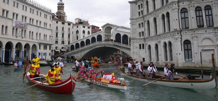 «Στεγνώνουν» τα κανάλια της Βενετίας – Δύσκολη η πλοήγηση για τις γόνδολες