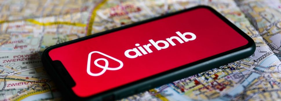 Βραχυχρόνιες μισθώσεις ακινήτων: «Μπαράζ» ελέγχων για αδήλωτα Airbnb και παρατυπίες