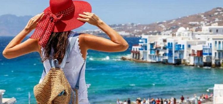 Bloomberg: Εκρηκτική ανάπτυξη του ελληνικού τουρισμού – Επιμηκύνθηκε η σεζόν