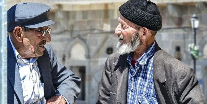 Πώς τρέφονται οι αιωνόβιοι; Έξι καθηγητές του ΕΚΠΑ δίνουν διατροφικές συμβουλές