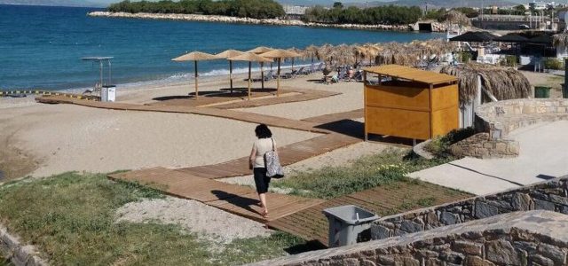 Περισσότερες από 250 ελληνικές παραλίες διαθέτουν μηχανισμούς για την αυτόνομη πρόσβαση στη θάλασσα ατόμων με αναπηρία και ατόμων με περιορισμένη κινητικότητα
