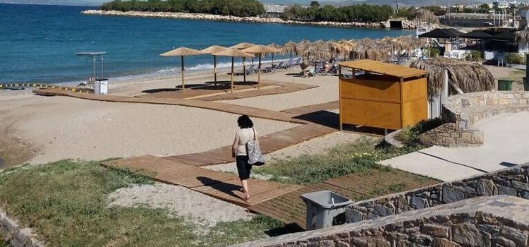 Περισσότερες από 250 ελληνικές παραλίες διαθέτουν μηχανισμούς για την αυτόνομη πρόσβαση στη θάλασσα ατόμων με αναπηρία και ατόμων με περιορισμένη κινητικότητα