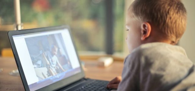 Η υπερβολική χρήση του Διαδικτύου βλάπτει την ανάπτυξη των παιδιών – Τι εντόπισαν ειδικοί