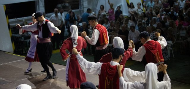 Στη Σαλαμίνα το Σάββατο 5 Αυγούστου του 2023 πραγματοποιήθηκε το 1ο Φεστιβάλ Παραδοσιακών Χορών με τίτλο “ΧΟΡΕΥΟΥΜΕ ΕΛΛΑΔΑ”
