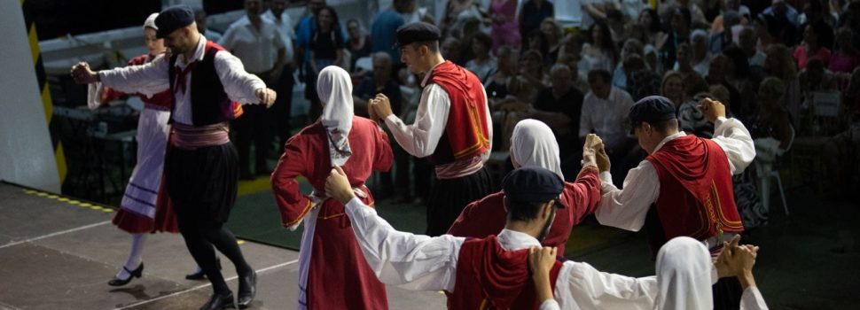 Στη Σαλαμίνα το Σάββατο 5 Αυγούστου του 2023 πραγματοποιήθηκε το 1ο Φεστιβάλ Παραδοσιακών Χορών με τίτλο “ΧΟΡΕΥΟΥΜΕ ΕΛΛΑΔΑ”