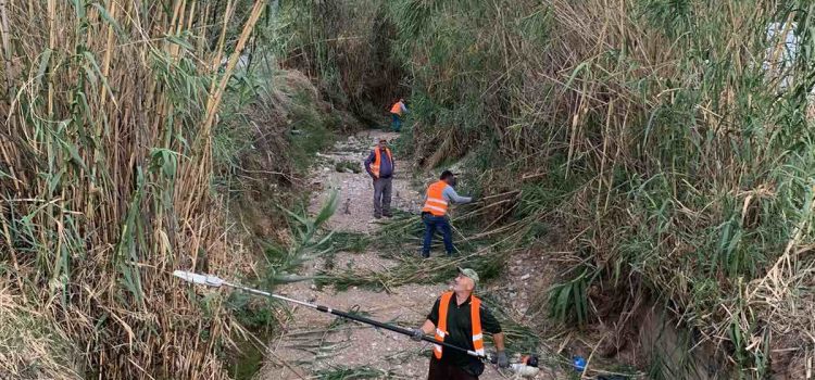 Συνεχίζονται με εντατικούς ρυθμούς οι καθαρισμοί των ρεμάτων σε όλη την Αττική από τα συνεργεία της Περιφέρειας