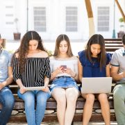 Social media και νέοι: Ψηφιακός κίνδυνος αλλά και οδηγός για την κοινωνική αλλαγή – Τι λένε οι επιστήμονες