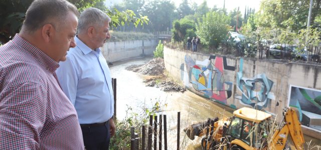 Επίβλεψη από τον Περιφερειάρχη Αττικής Γ. Πατούλη της απομάκρυνσης φερτών υλικών από τον Κηφισό