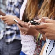 «Τσιμπημένες» οι τιμές του Internet στην Ελλάδα – Τι δείχνει έρευνα για σταθερή και κινητή