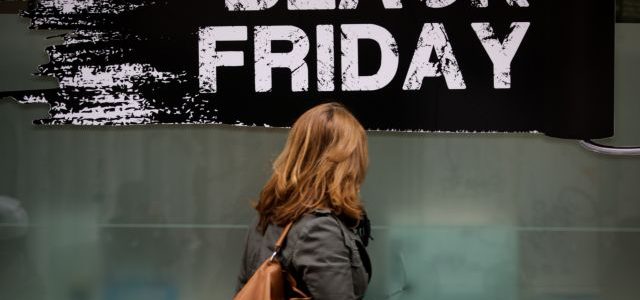 Black Friday: Η Παρασκευή που «βάφει» μαύρο τον Νοέμβριο