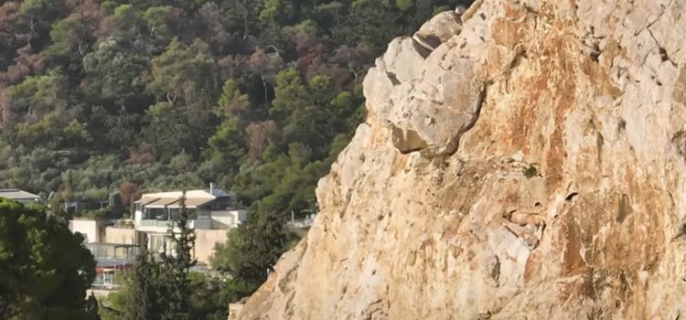 Το μυστήριο της Ακρόπολης: Μπορείτε να δείτε τη φιγούρα που «κρύβεται» στο βράχο;
