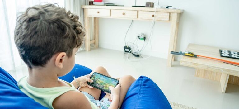Η παρατεταμένη χρήση ηλεκτρονικών συσκευών βλάπτει τον παιδικό εγκέφαλο
