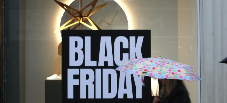 Στον ρυθμό της Black Friday κινείται όλο τον Νοέμβριο το λιανεμπόριο