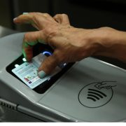 Νέο σύστημα tap ‘n’ pay σε λεωφορεία, ηλεκτρικό και μετρό: Τέλος οι «επισκέψεις» στα μηχανήματα για εισιτήρια