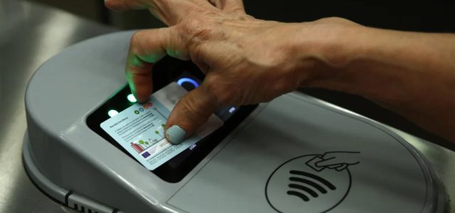 Νέο σύστημα tap ‘n’ pay σε λεωφορεία, ηλεκτρικό και μετρό: Τέλος οι «επισκέψεις» στα μηχανήματα για εισιτήρια