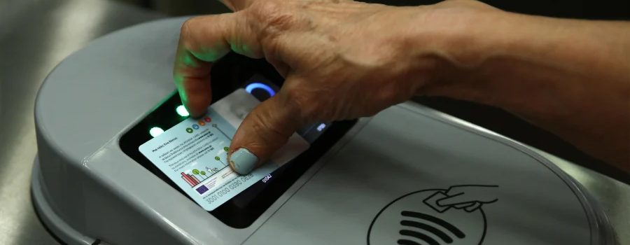 Νέο σύστημα tap ‘n’ pay σε λεωφορεία, ηλεκτρικό και μετρό: Τέλος οι «επισκέψεις» στα μηχανήματα για εισιτήρια