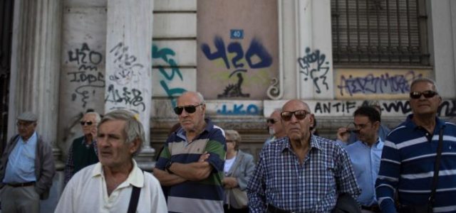 Διπλός «κόφτης» για την συνταξιοδότηση ασφαλισμένων με οφειλές – Τι προβλέπει η ρύθμιση στο μίνι ασφαλιστικ