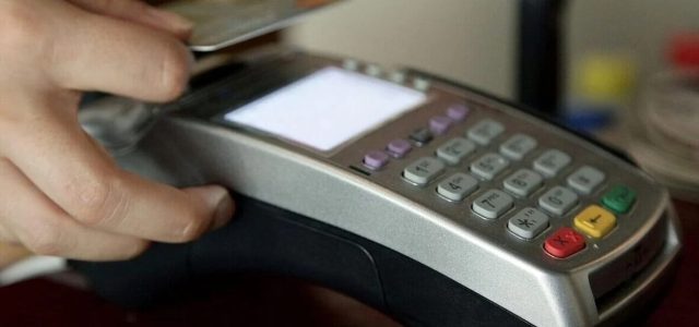 ΑΑΔΕ: Παράταση στη διασύνδεση ταμειακών με POS μόνο λόγω τεχνικής αδυναμίας