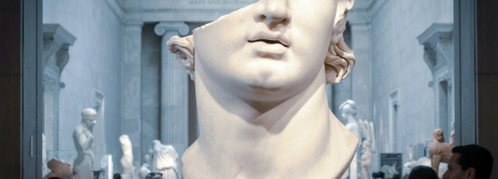 «Ευχαριστούμε τους αρχαίους Έλληνες» για το μεσαίο δάχτυλο: Το CNN αναζητεί στον Αριστοφάνη τις ρίζες της πιο ατίθασης χειρονομίας