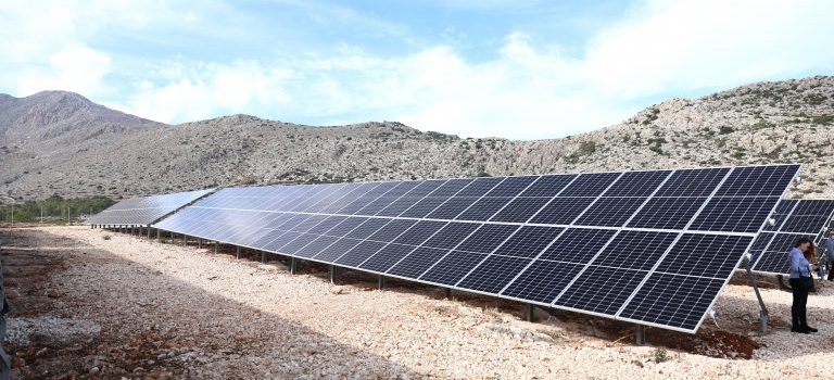 Φωτοβολταϊκά με μπαταρίες: Τον Μάρτιο ο πρώτος διαγωνισμός για έργα 200 MW