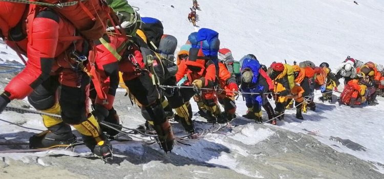 Γιατί οι ορειβάτες στο Έβερεστ θα πρέπει να κουβαλούν τα περιττώματά τους