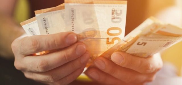 Δήλωναν εισόδημα κάτω από 10.000 ευρώ και δαπάνες ακόμη και 300.000 ευρώ